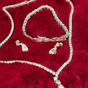 Women’s 3 piece beautiful sparkly 💖Cz necklace bracelet and earrings…